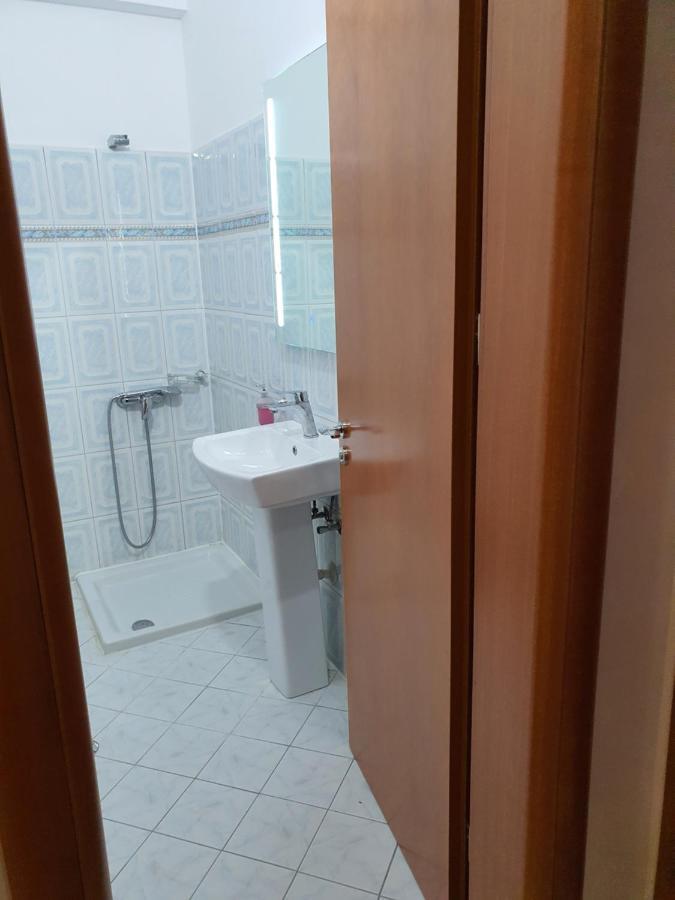 Kompleksi Gjoni Fier Buitenkant foto