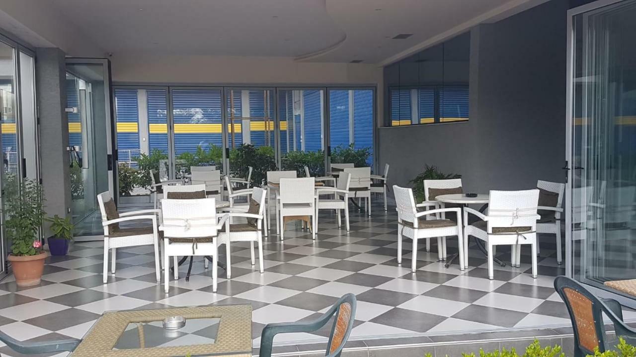 Kompleksi Gjoni Fier Buitenkant foto